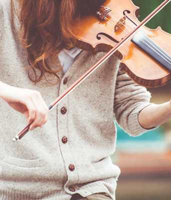 woman playing her violin during a Free Your Music year course