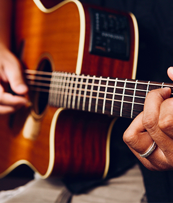 man playing guitar during a Tonediving course