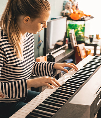 woman attending an inspiring private improvisation lesson
