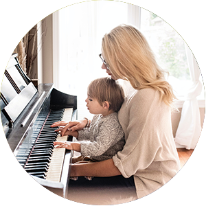 Kind aan de piano