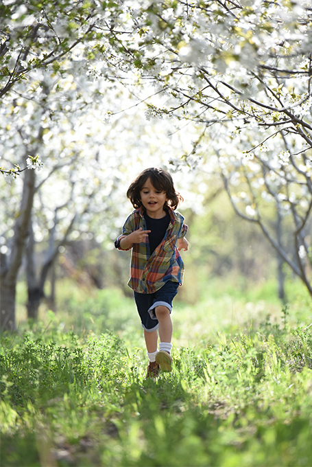 child experiences effortlessness and enjoys life