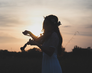 vrouw geniet van een muzikale cursus