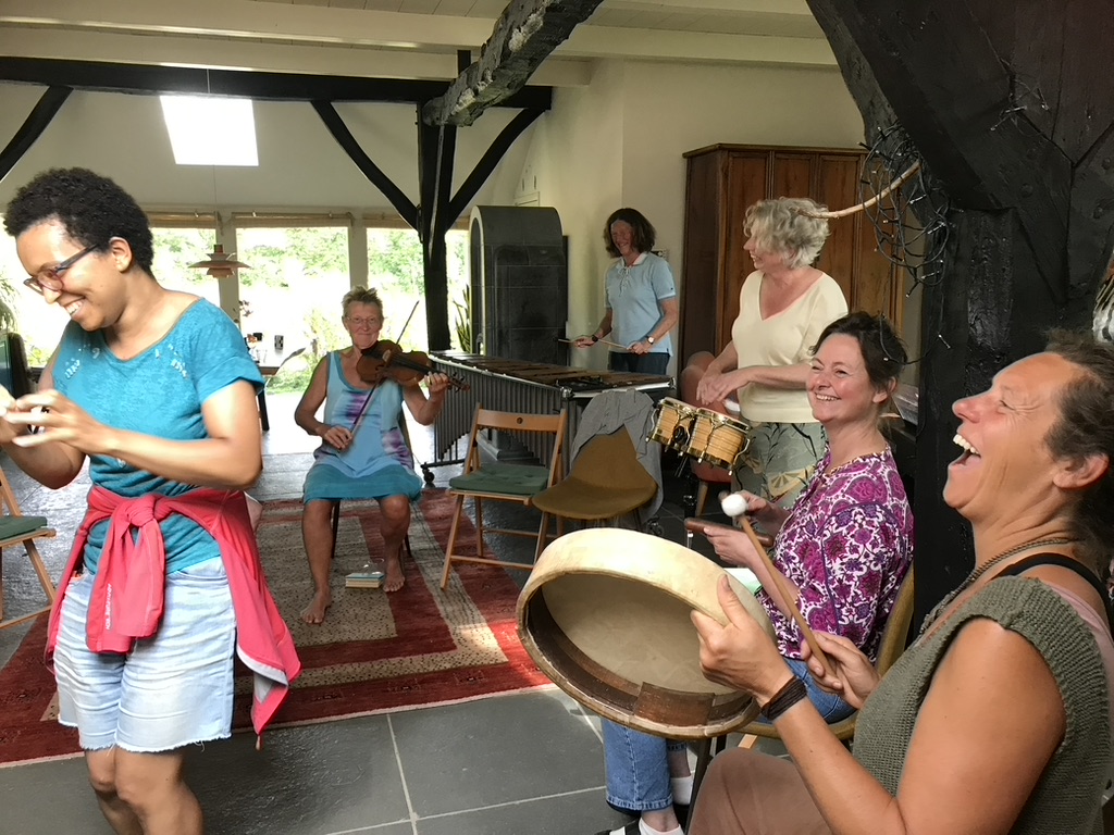Samen zingen tijdens de improweek