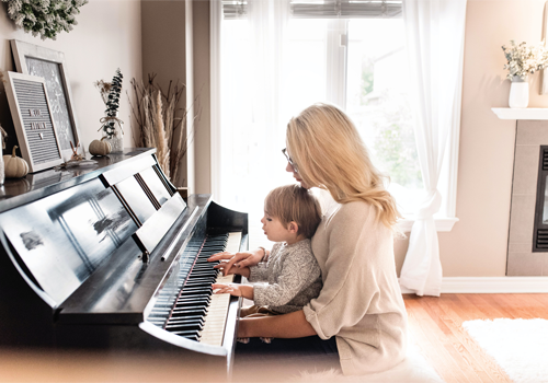 moeder leert haar zoon moeiteloos musiceren