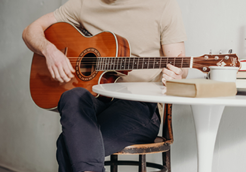 man musiceert moeiteloos op zijn gitaar tijdens een improvisatie