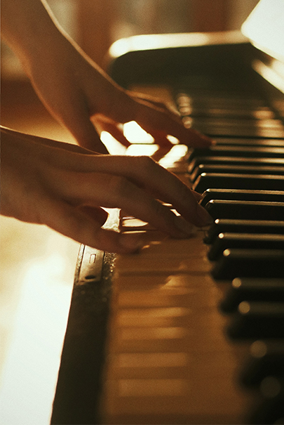 handen improviseren moeiteloos op de piano