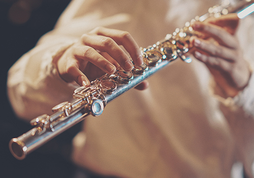ervaren musicus improviseert melodieuze muziek op zijn fluit